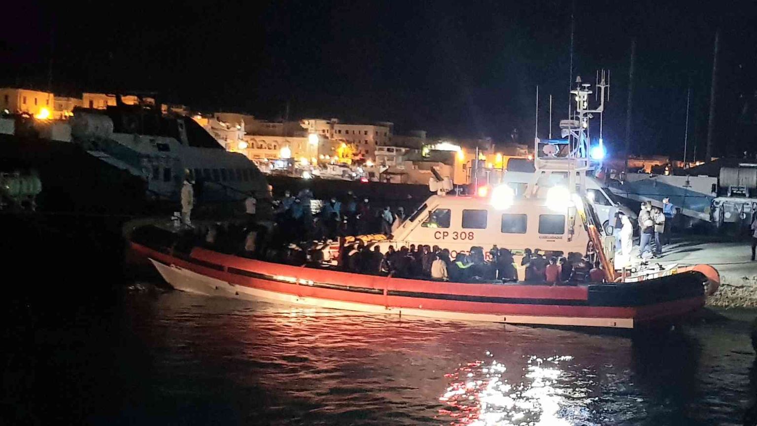 Naufragio vicino a Lampedusa: 20 dispersi, 7 salvati
