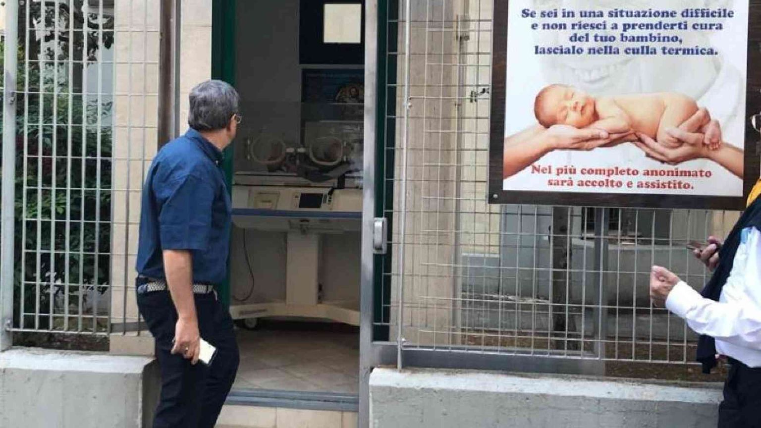La lettera del vescovo sul neonato morto nella culla termica: «Tutti coinvolti»