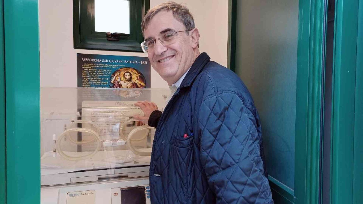 Neonato trovato morto in culla termica, indagato anche il parroco