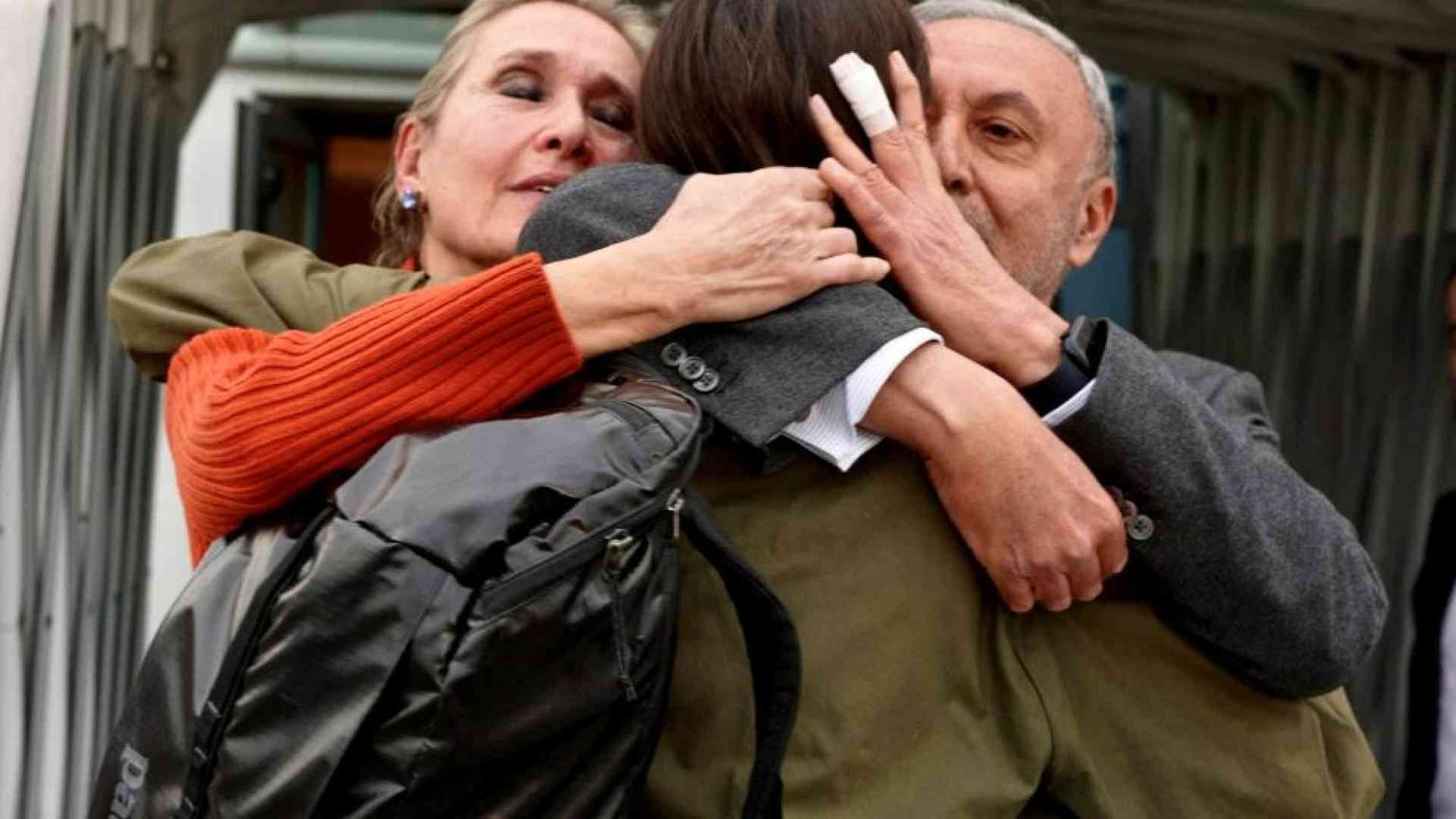 L'abbraccio con Daniele, le lacrime dei genitori: Cecilia Sala è a casa