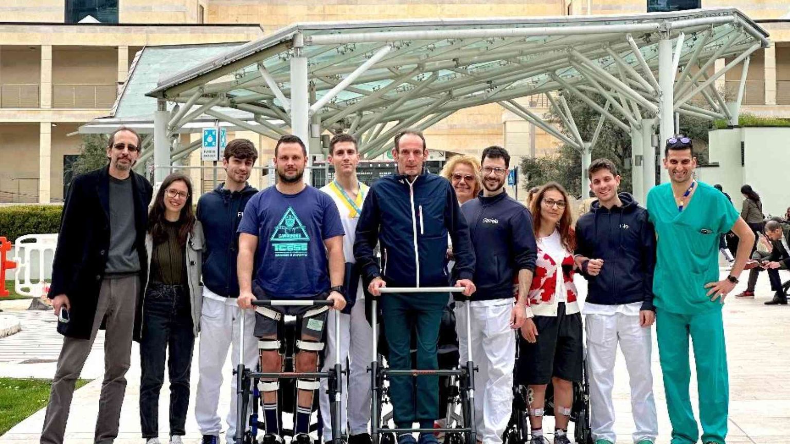 Tornano a camminare con lo stimolatore midollare. «Prima volta al mondo»