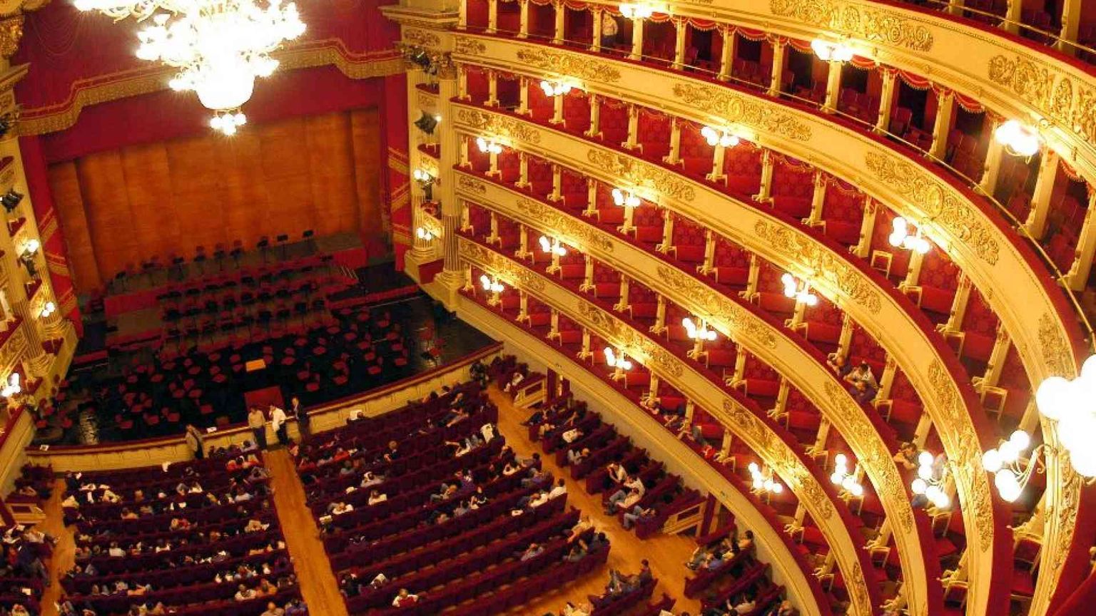 L'ultimo scandalo: 4 euro l’ora per lavorare come maschere a teatro