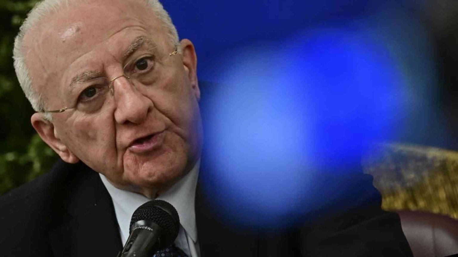 De Luca: «Da governo legge ad personam»