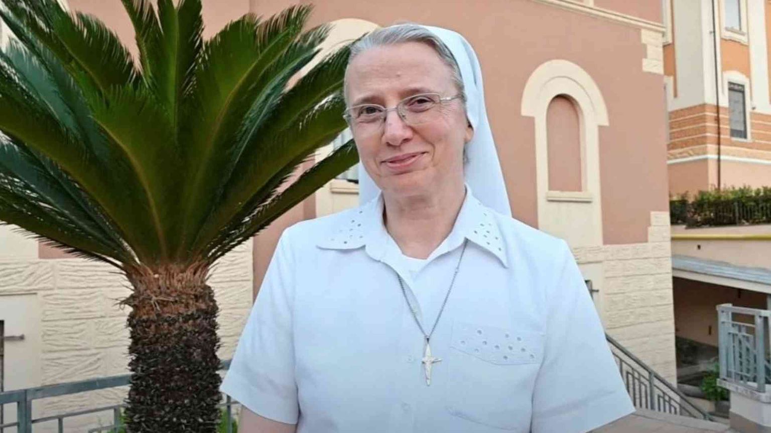 Suor Simona Brambilla firma il primo documento. E chiarisce: «Prefetta»