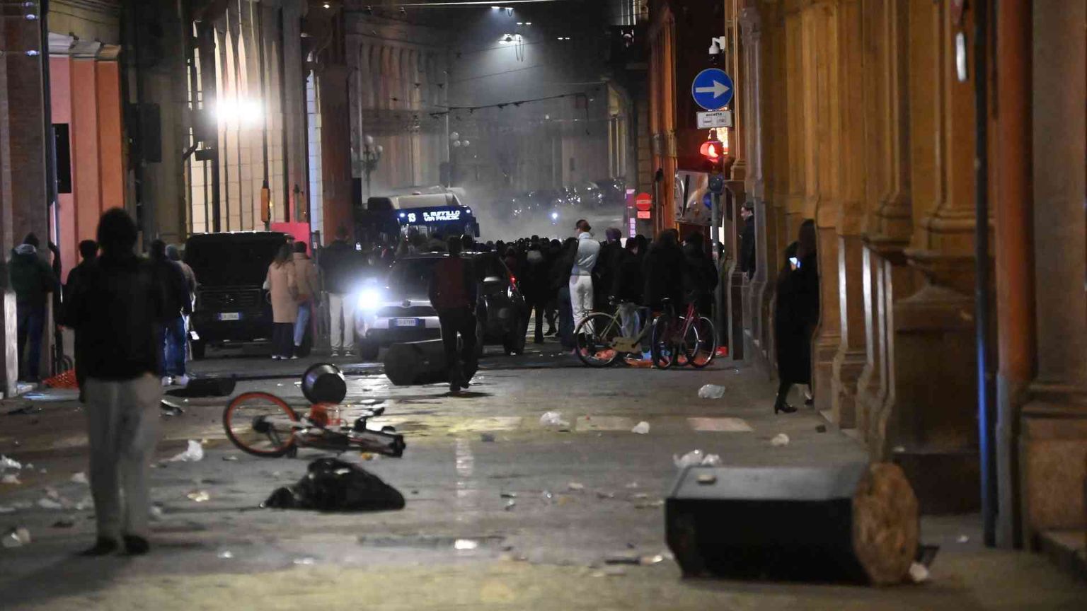 Anarchici, centri sociali, estremisti: chi c'è dietro ai cortei violenti