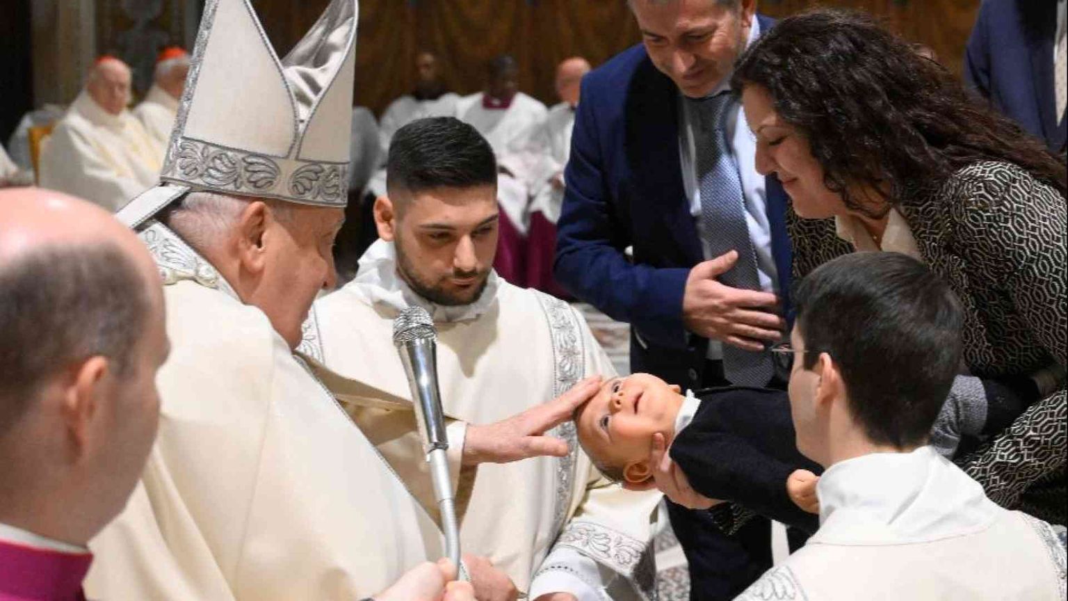 Il Papa battezza 21 bambini e prega ancora per la pace