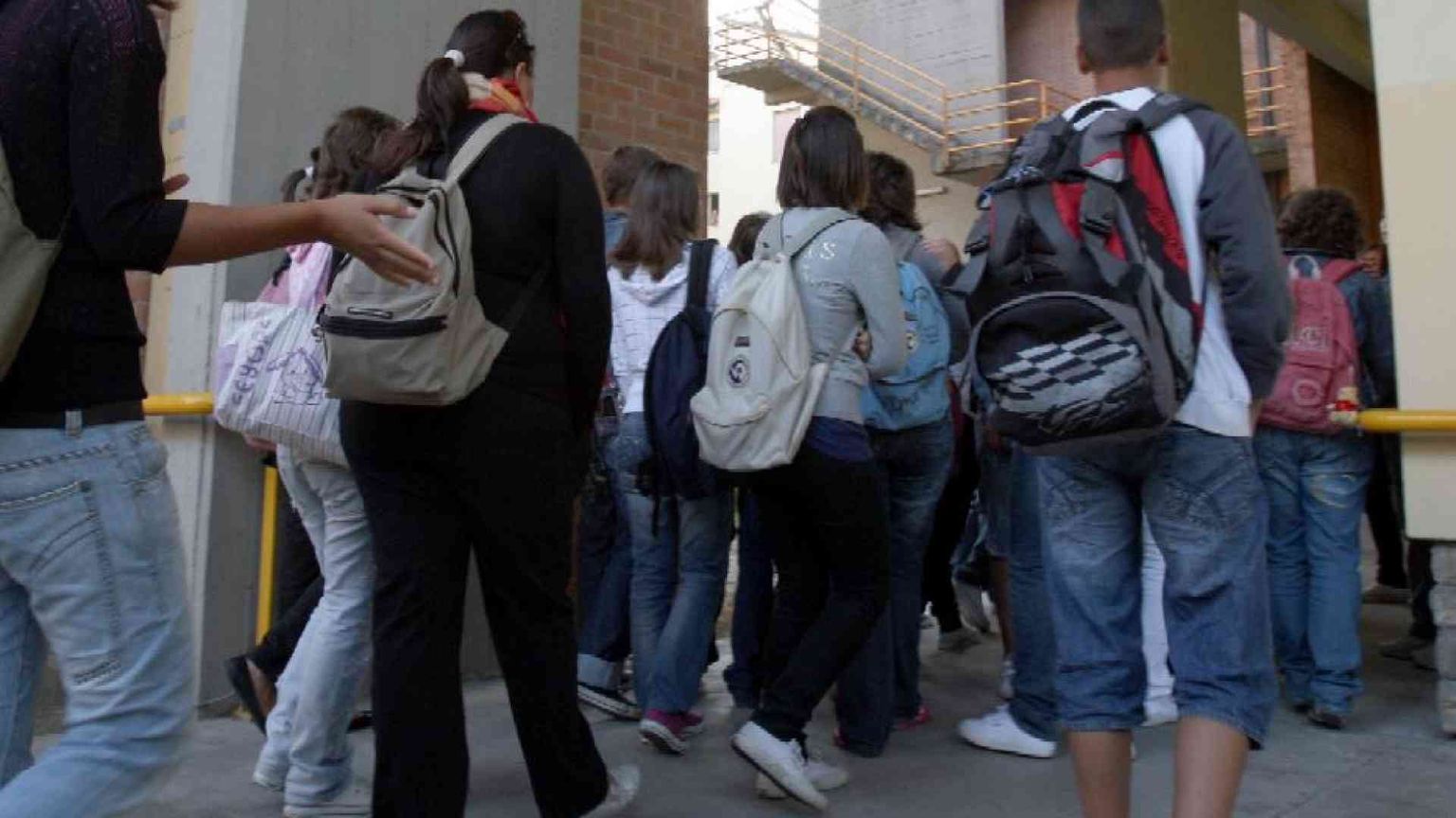 Gli abusi sui bambini, la “saletta”: la brutta storia dell'insegnante arrestata