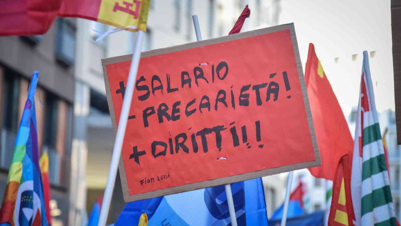 La frenata dei rinnovi contrattuali: salari fermi per milioni di lavoratori