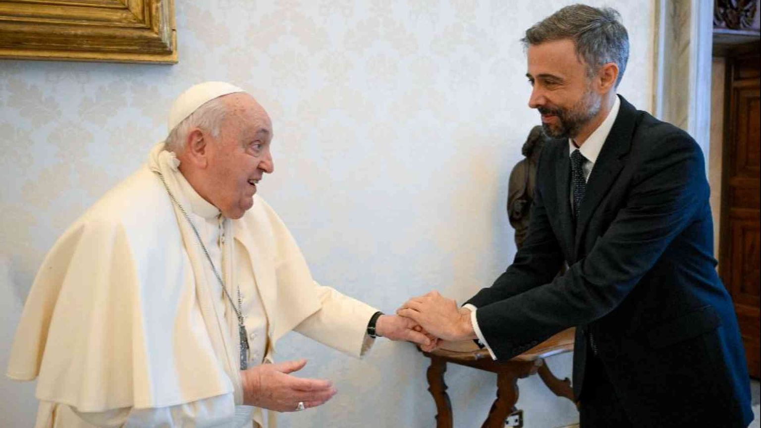 Piccolo infortunio per il Papa: caduta e contusione al braccio