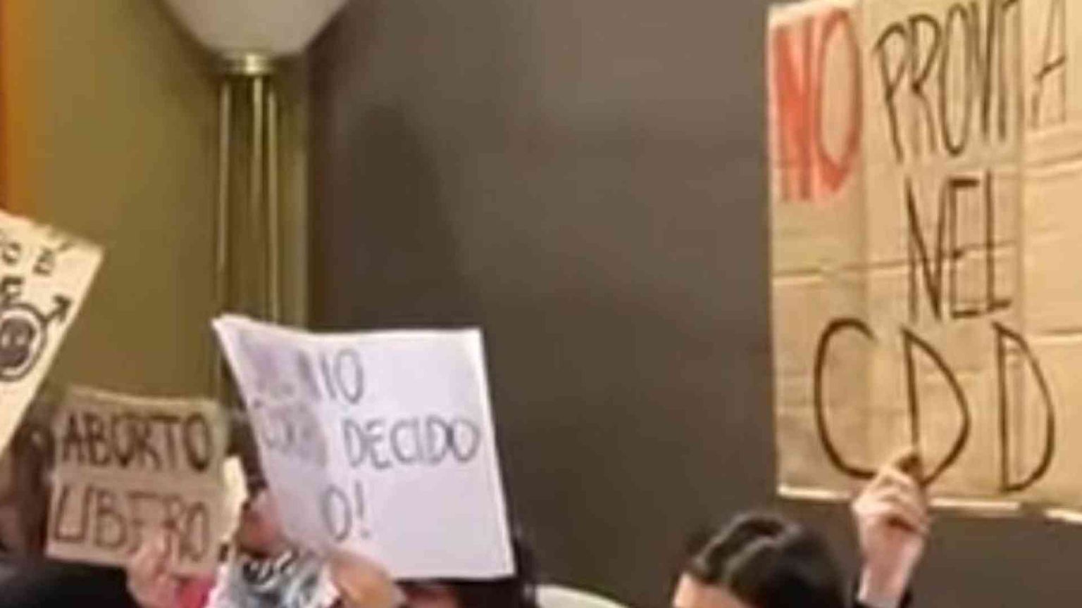 «Fuori Pro Vita dal Consiglio delle donne». Torna l’intolleranza