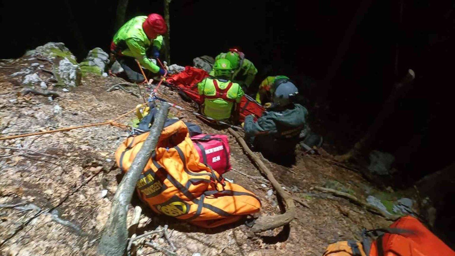 La notte sottozero del Soccorso alpino per salvare l'escursionista ferito