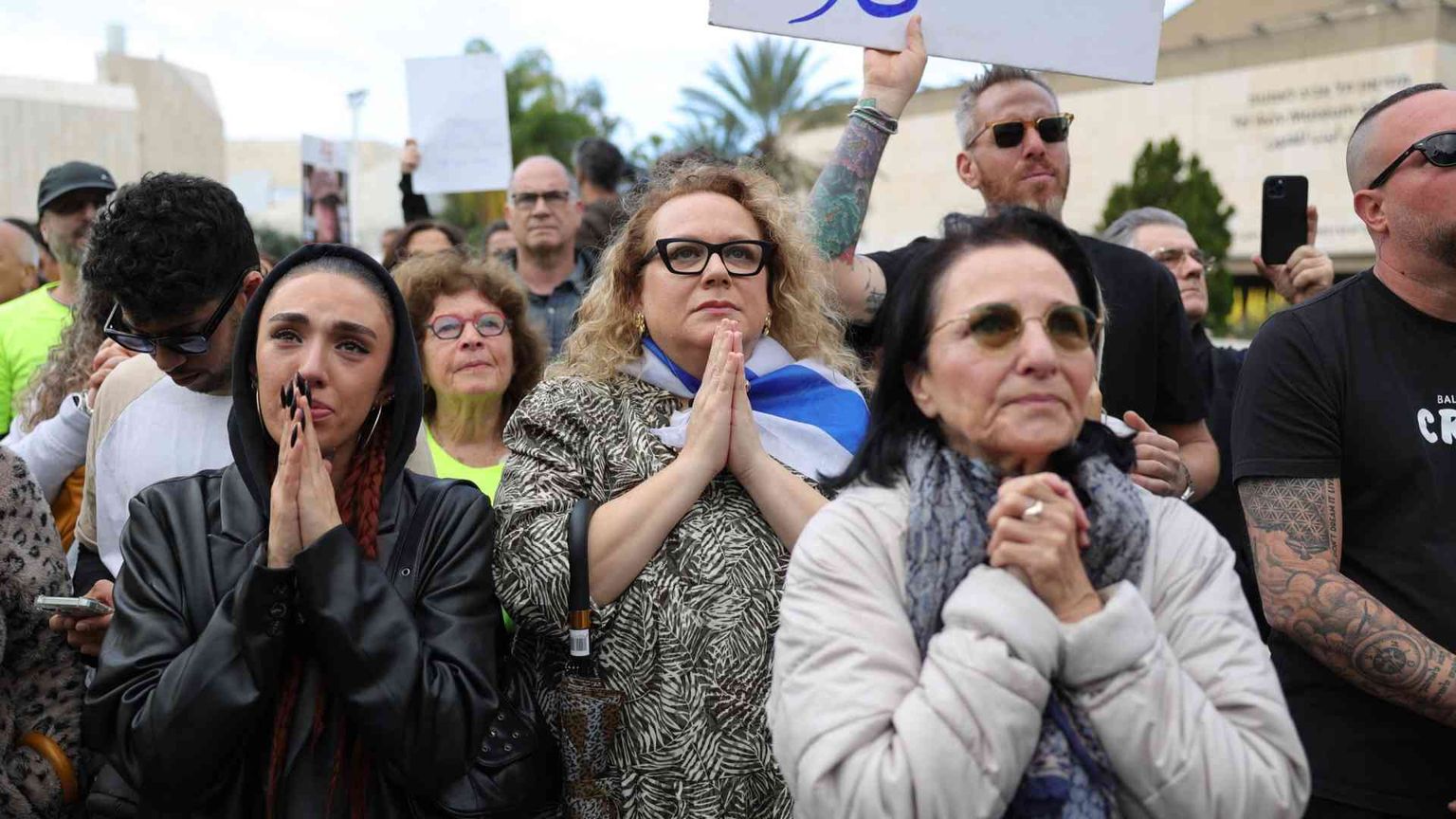 L'urlo di gioia della folla all'annuncio a Tel Aviv. Ma manca ancora Arbel