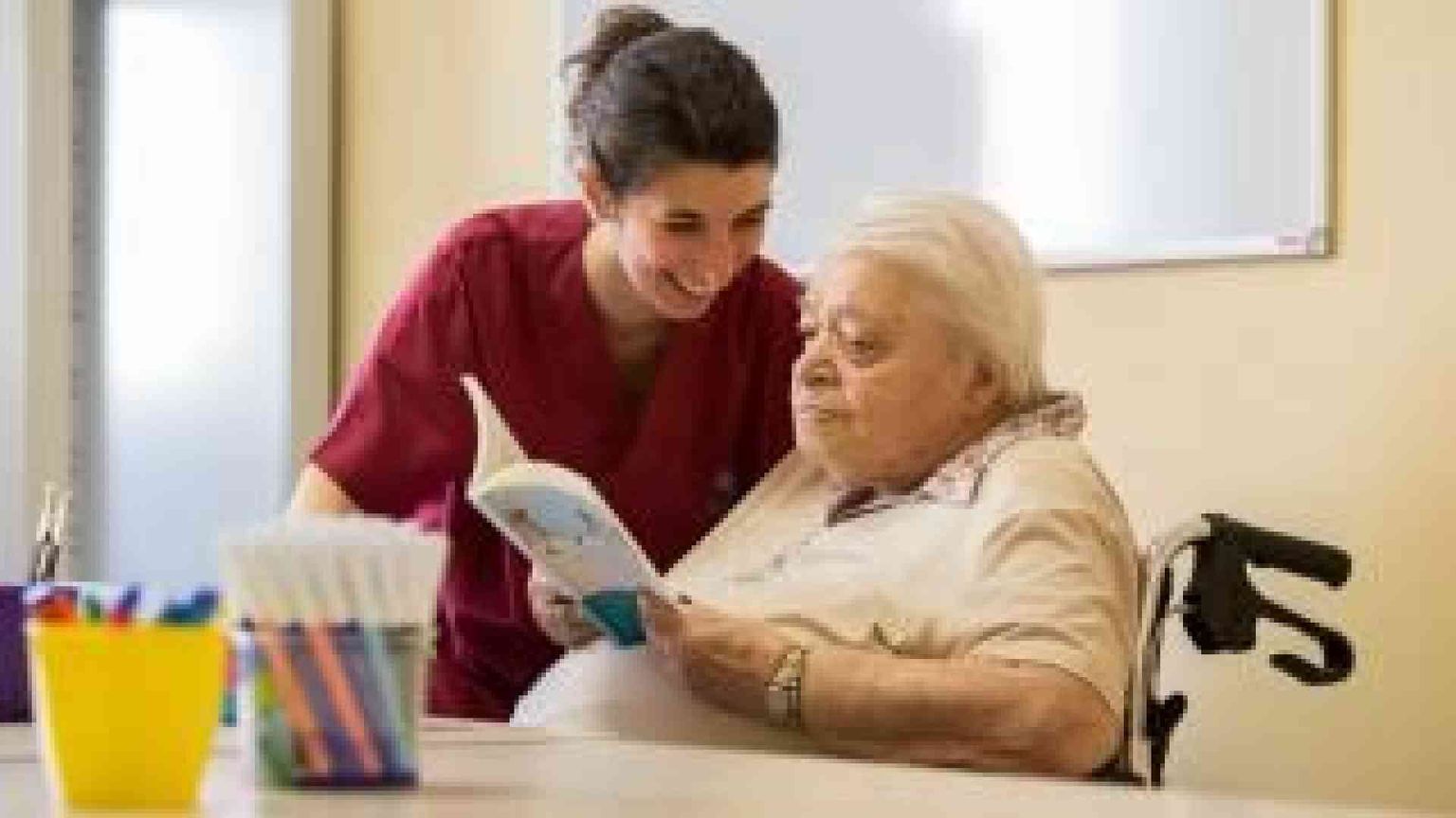 Il paradosso dei lavoratori della cura: decisivi, ma ai margini del welfare