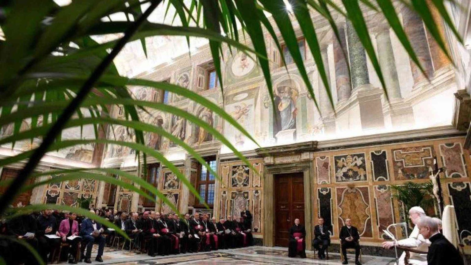 Il Papa: «Il cattivo giornalismo racconta solo il male»