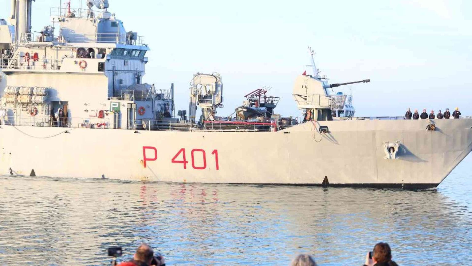 I 49 migranti in Albania sulla Cassiopea: 5 subito trasferiti in Italia