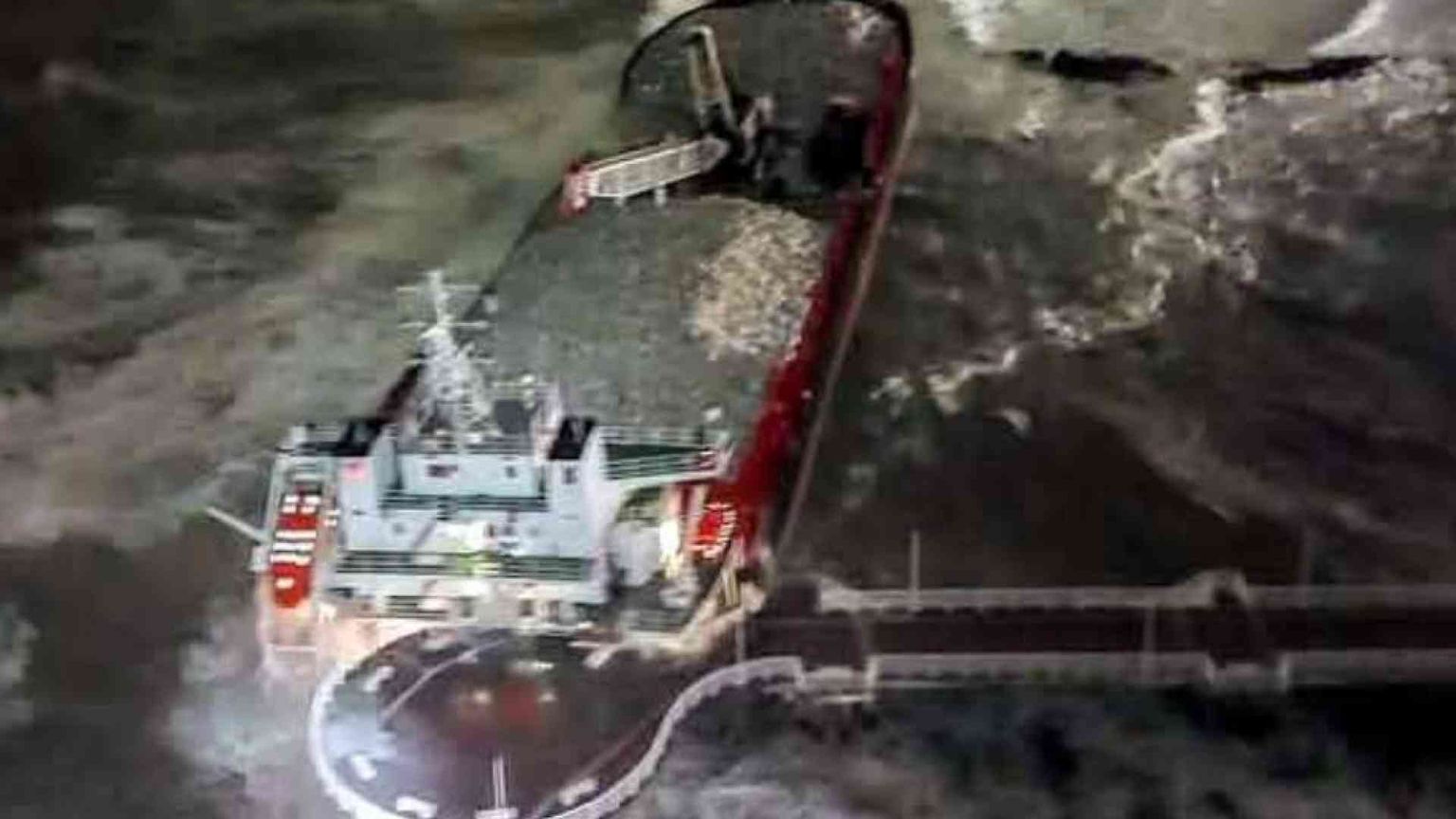 Una nave cargo s'è schiantata contro un pontile a Marina di Massa