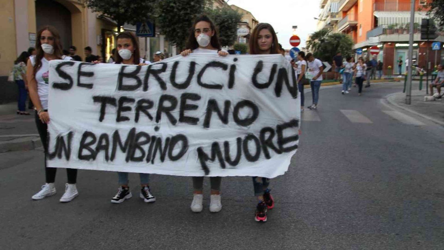 I primi morti di tumore, i dati negati: la Terra dei fuochi dall'inizio