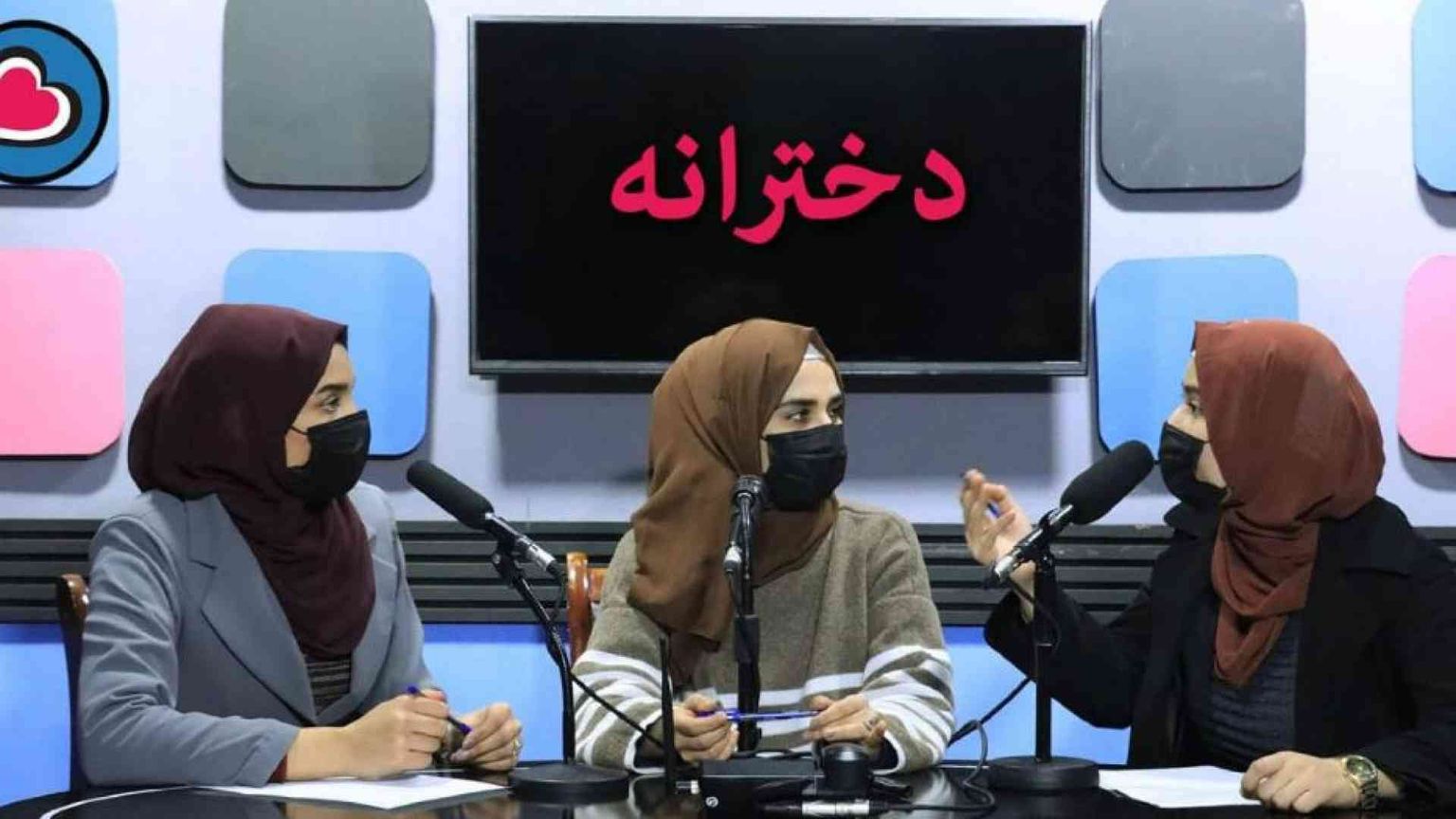 I taleban spengono la radio delle donne: arresti e stop alle trasmissioni