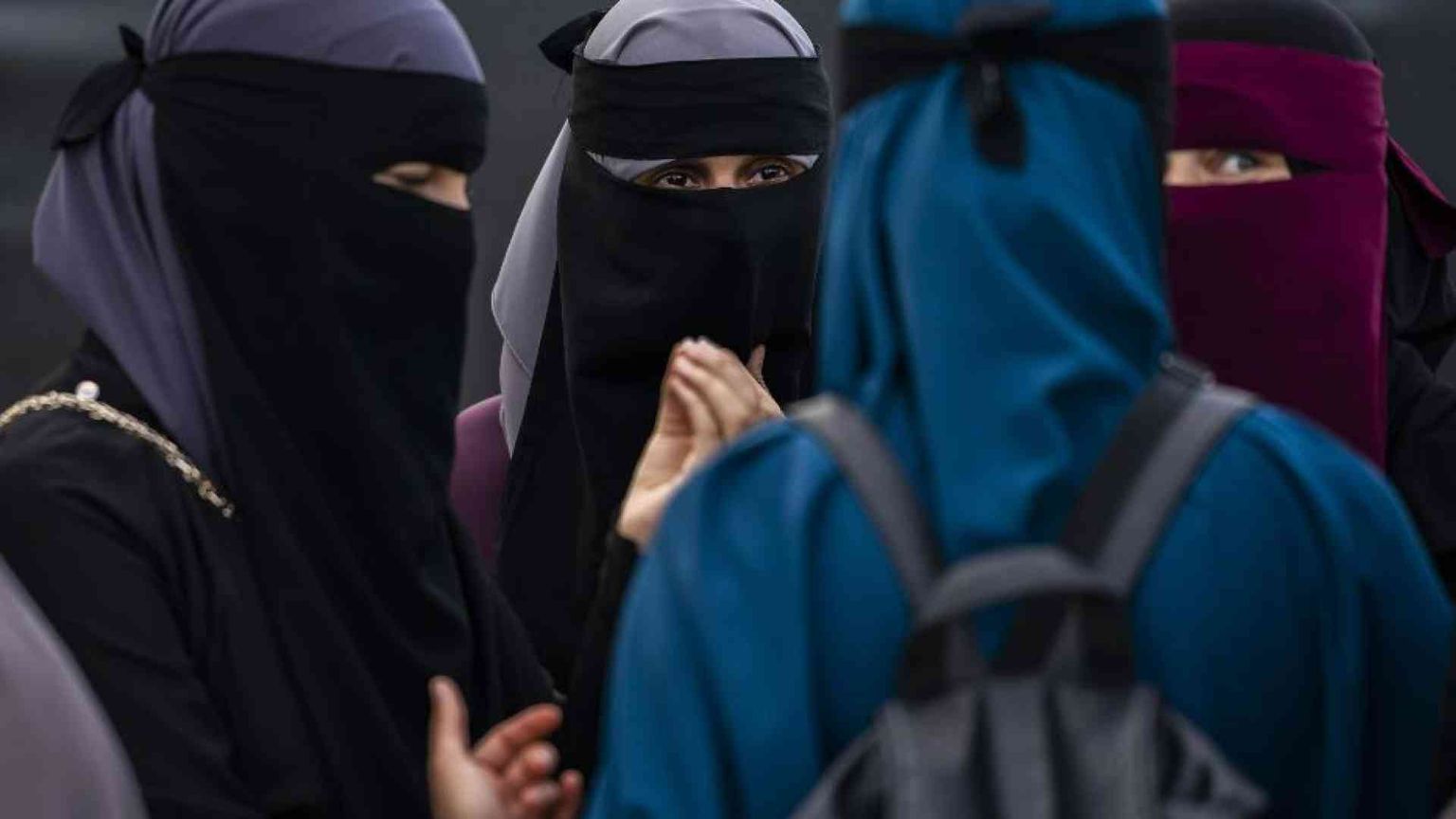 Perché si è tornati a discutere di velo integrale (c'entra la scuola)