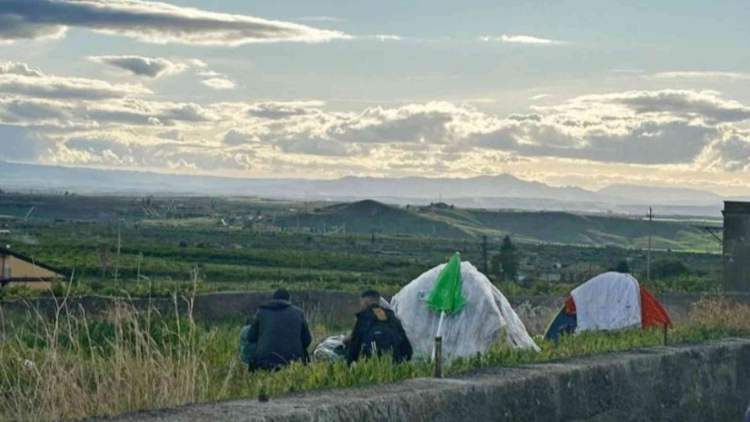 I disperati delle arance: 30 euro al giorno per 15 ore di lavoro