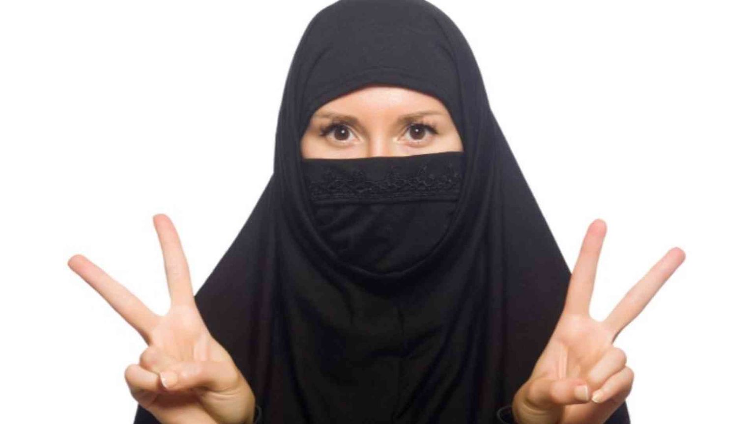 Cari genitori islamici aiutiamo le vostre figlie velate in classe