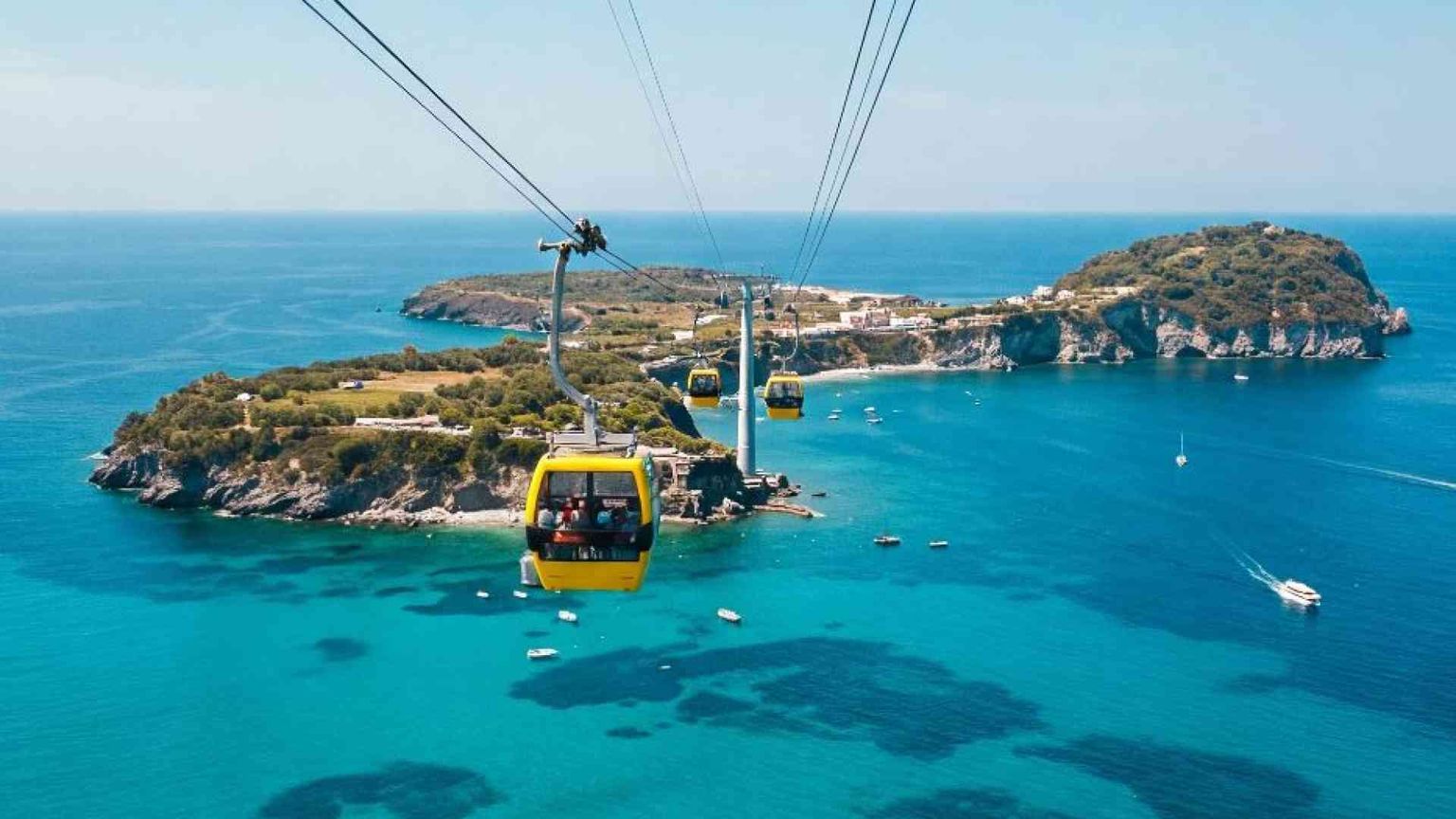 Da Ventotene al carcere di Santo Stefano in funivia volando sul mare
