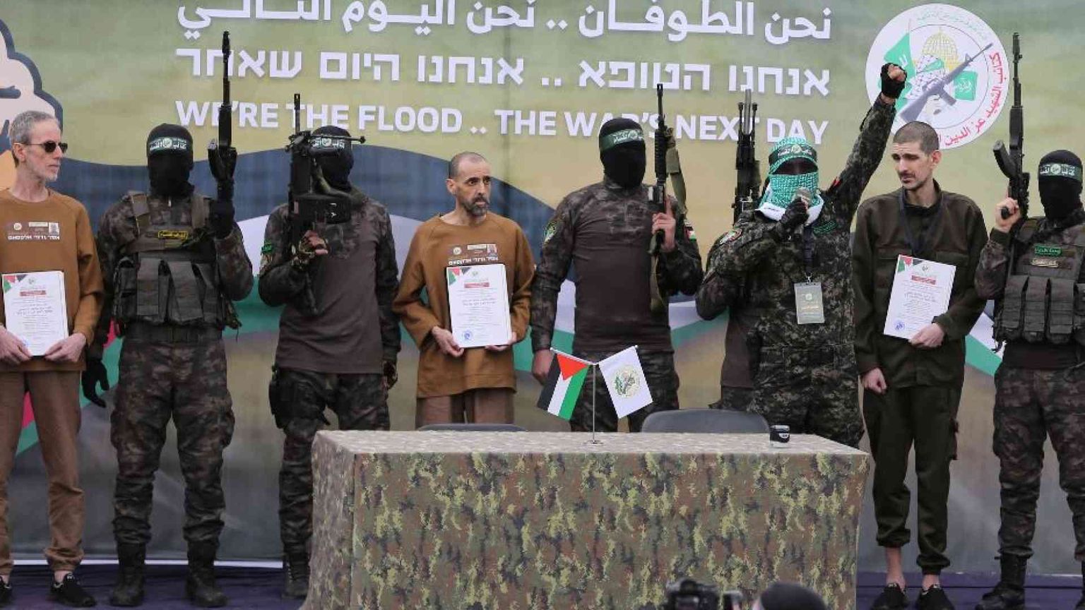 La tragica farsa dell'intervista di Hamas ai tre ostaggi israeliani rilasciati