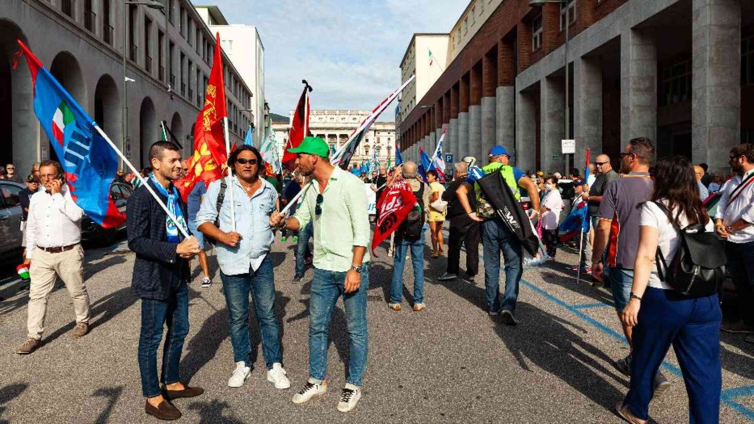 L'industria in crisi, la mobilitazione, il vescovo: cosa succede a Trieste