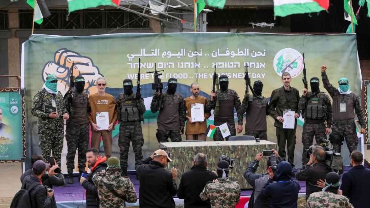 Hamas esibisce gli ostaggi. Netanyahu: «Reagiremo»