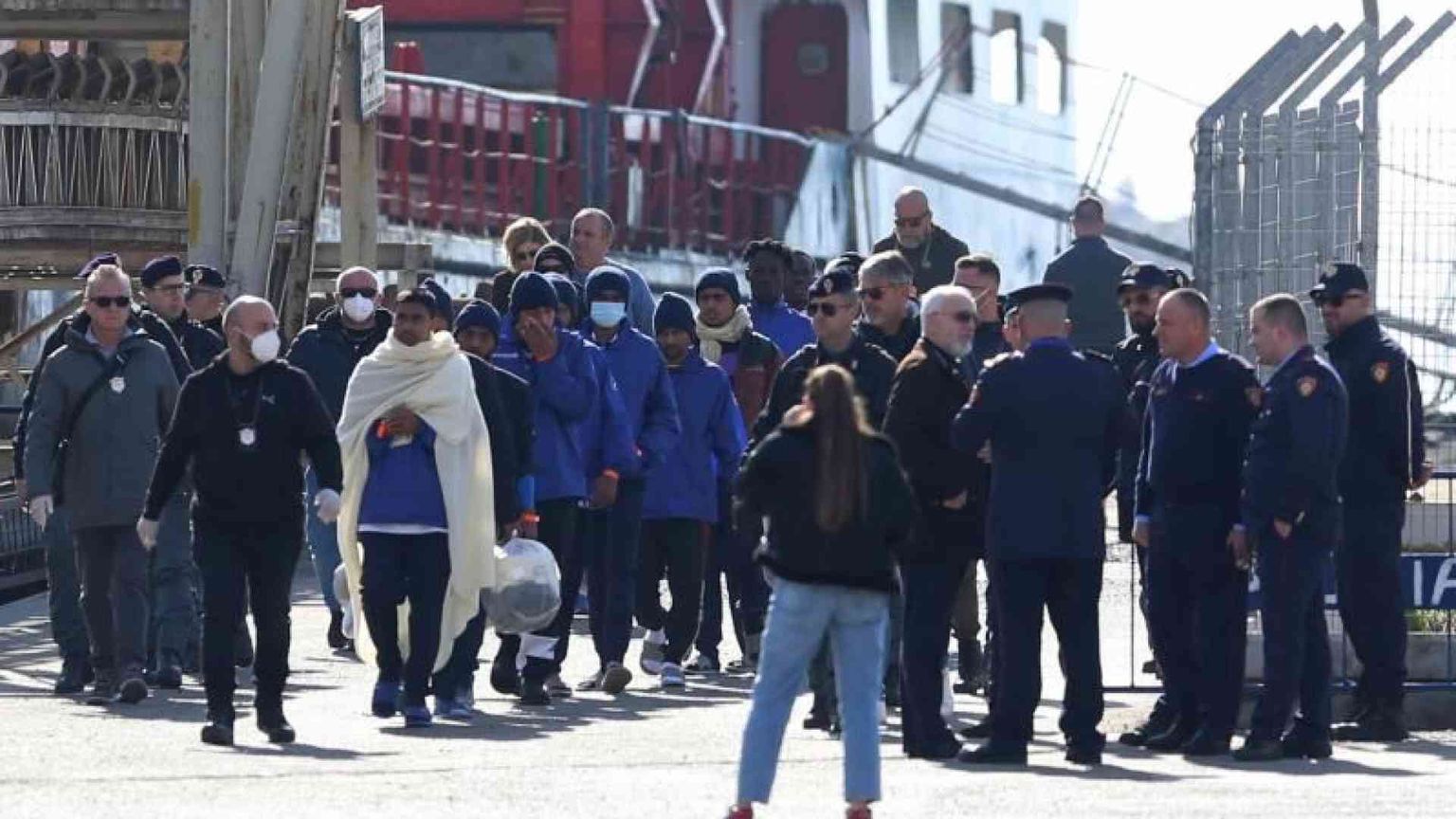 L'idea del governo: convertire i centri in Albania in Cpr. Cosa vuol dire