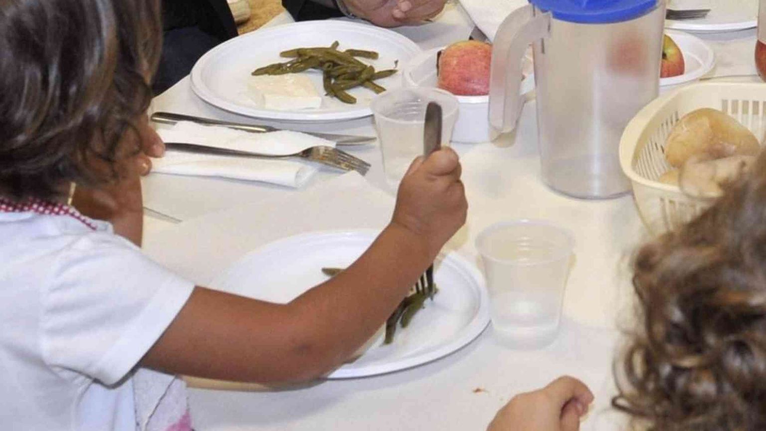 Pane e olio ai figli di chi non paga la mensa, il Comune ci ripensa