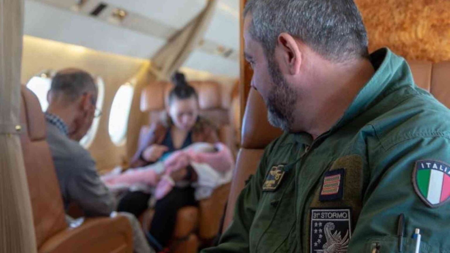 Volare per salvare vite: i militari del 31° Stormo (con cui viaggia il Papa)