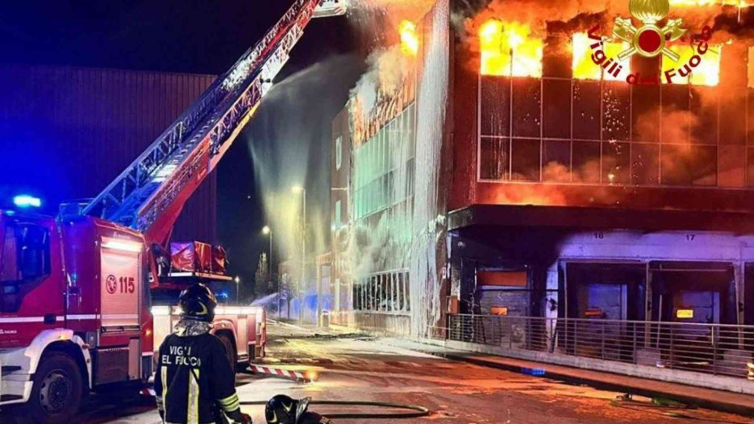 Azienda in fiamme, il Comune: "Chiudete le finestre"