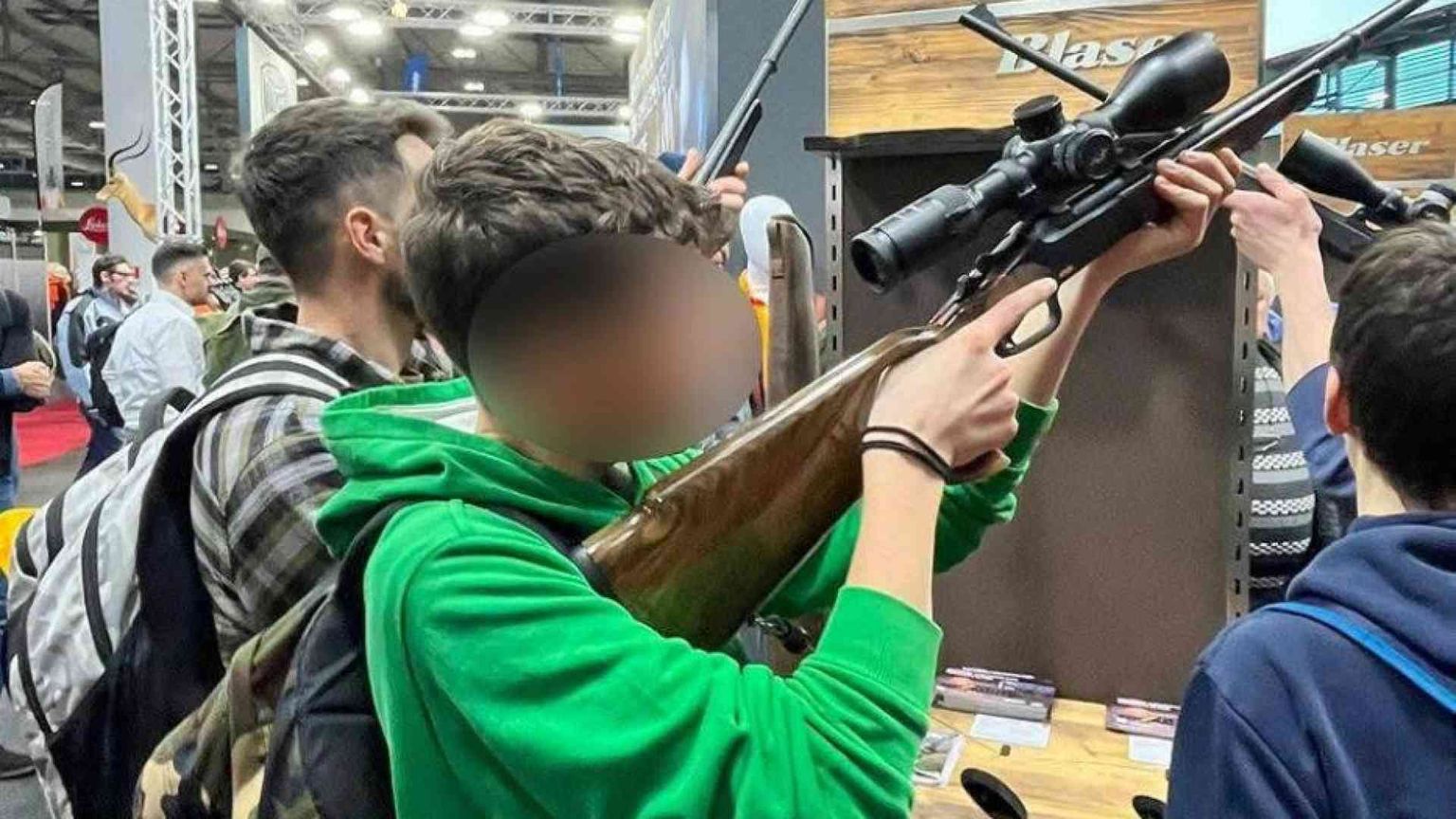 Le foto choc dei bambini che imbracciano i fucili alla fiera delle armi