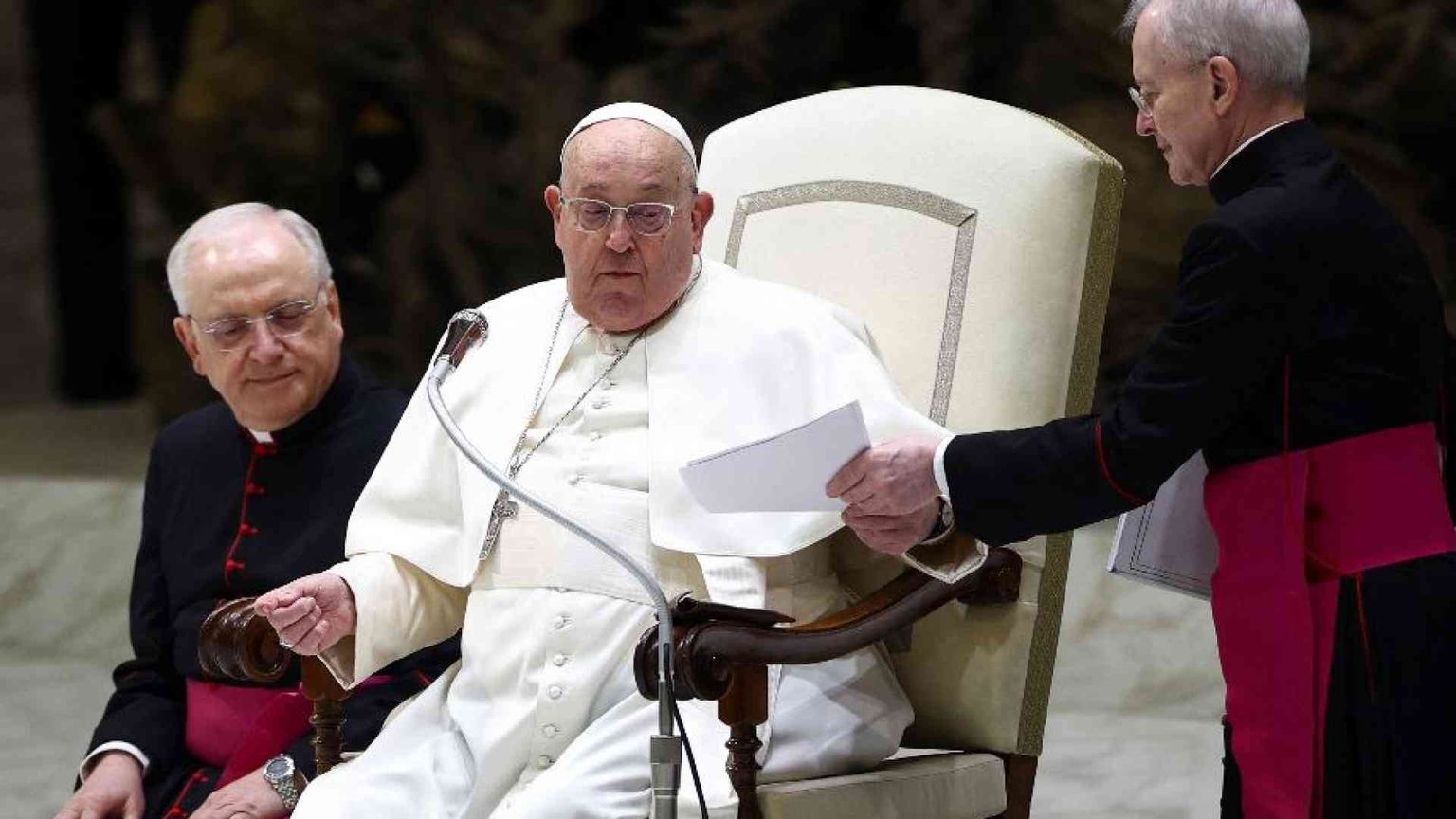 Il Papa non legge: «Ho la bronchite». Ma ritrova la voce per invocare pace