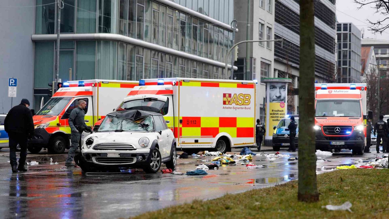Auto sulla folla a Monaco di Baviera. «È un attentato»