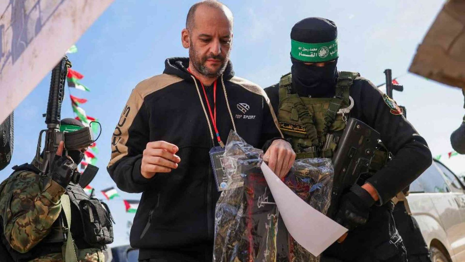 Il solito palco, i video, i messaggi d'odio: così Hamas ha liberato i 3 ostaggi