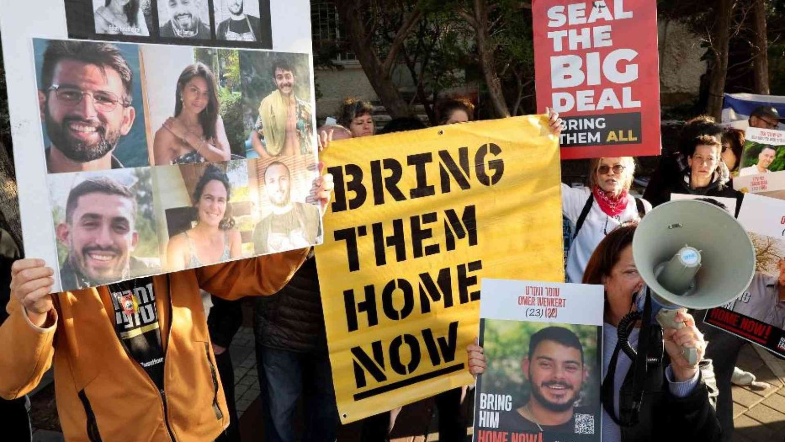 Chi sono i tre ostaggi che Hamas libererà oggi