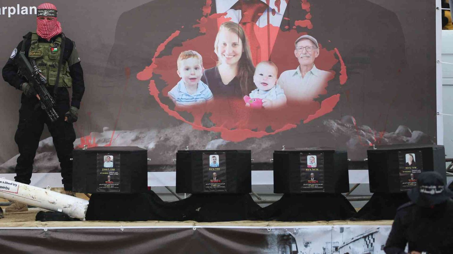 Bare nere per i bimbi, Netanyahu vampiro: l'ultimo macabro show di Hamas