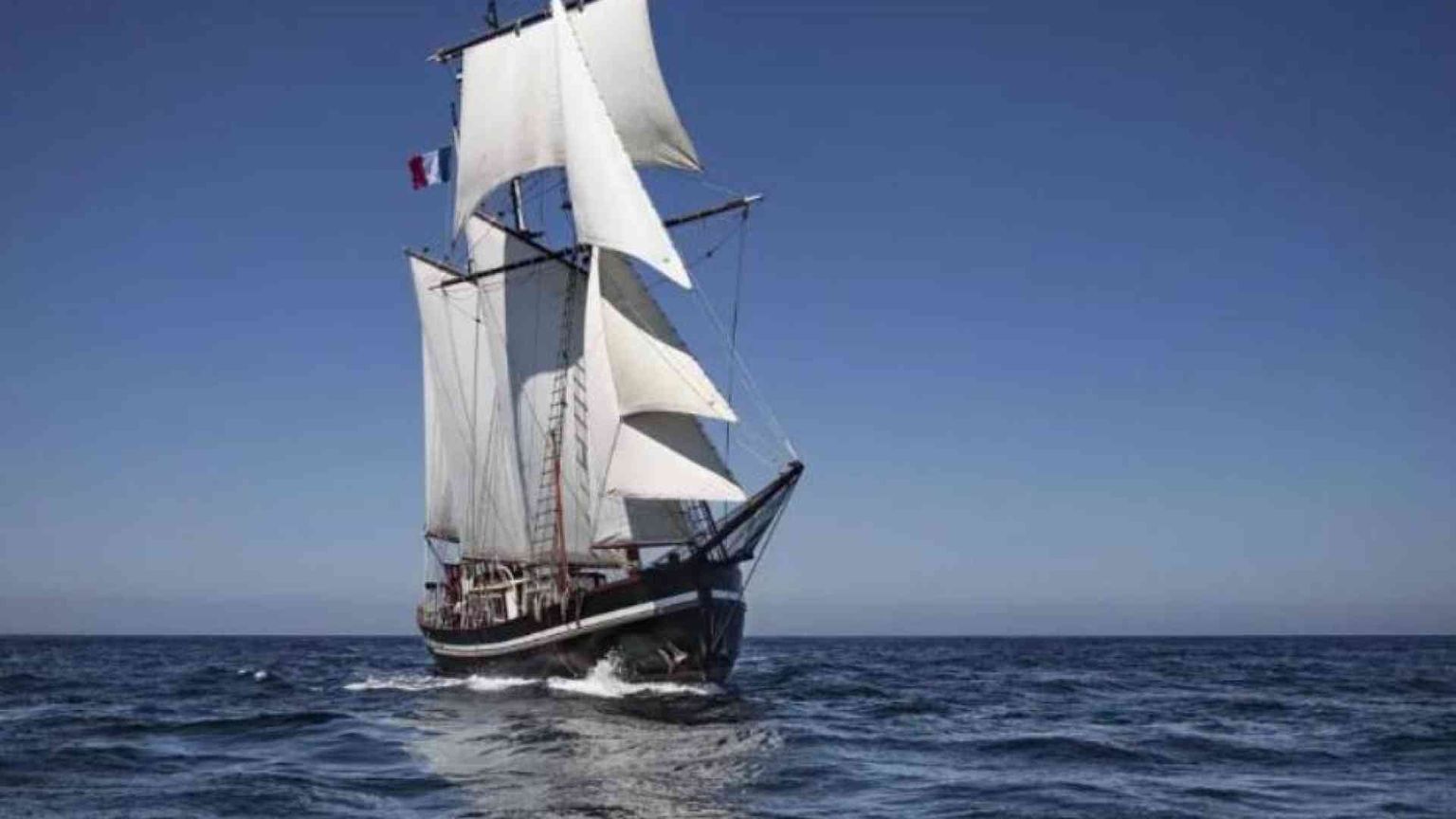 Salpa la nave della pace nel Mediterraneo con 200 giovani