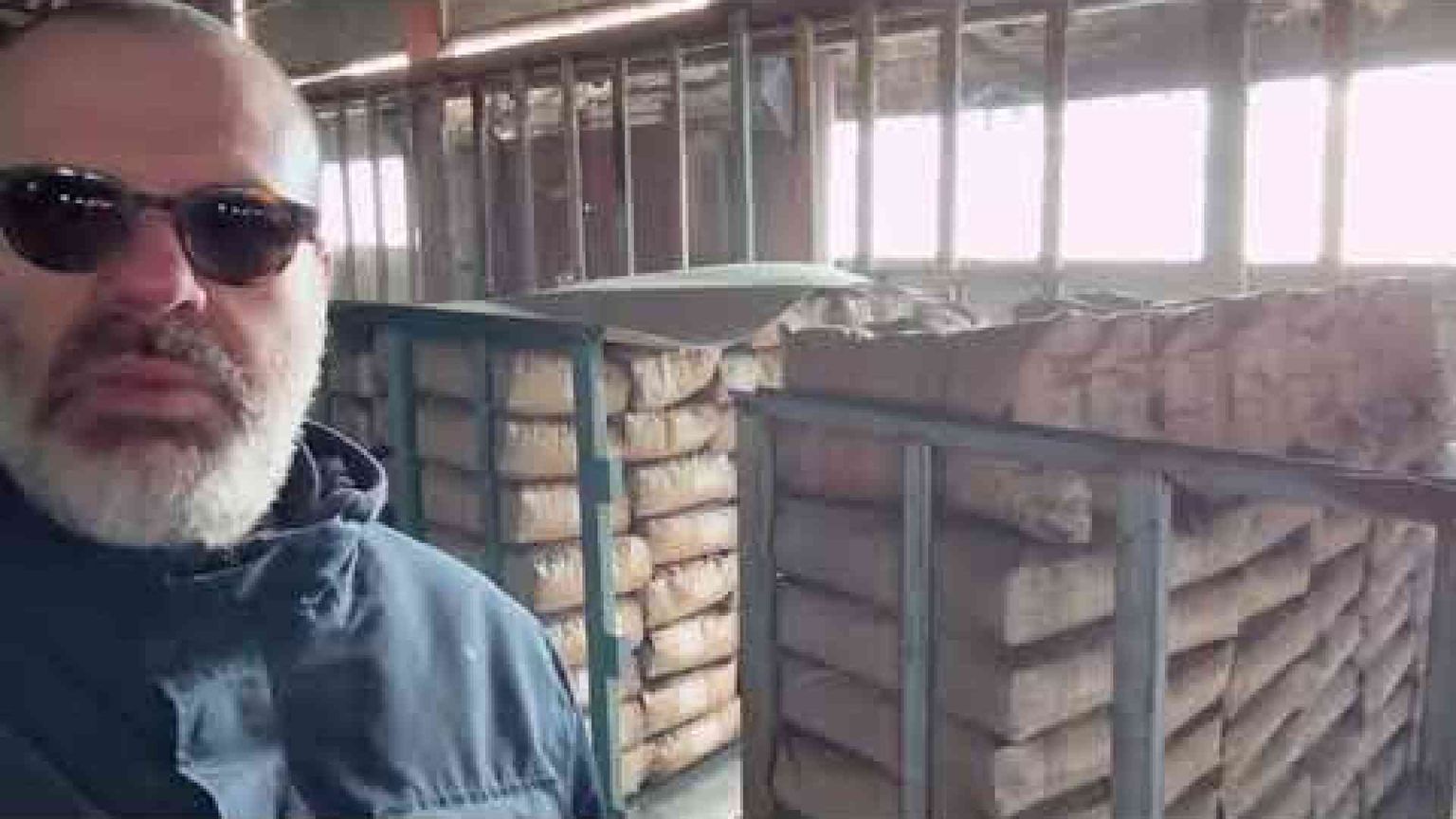 L'orrore di tre anni di guerra. E adesso una pace a peso di sacchi di grafite