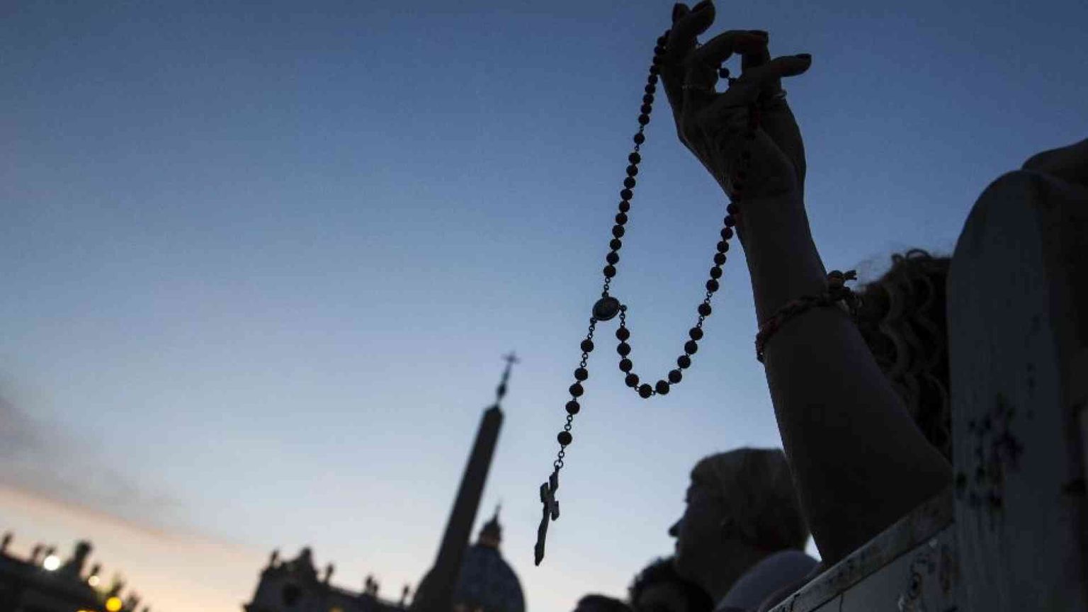 La diretta del Rosario per il Papa con il cardinale Zuppi