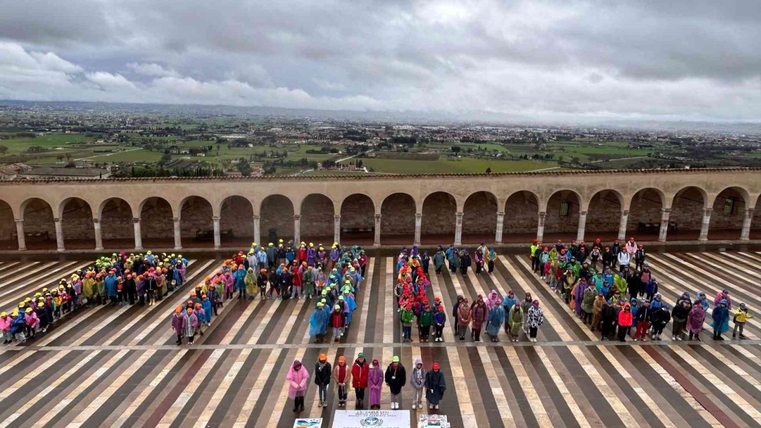 Assisi si colora di pace: 350 bambini per un futuro senza guerre