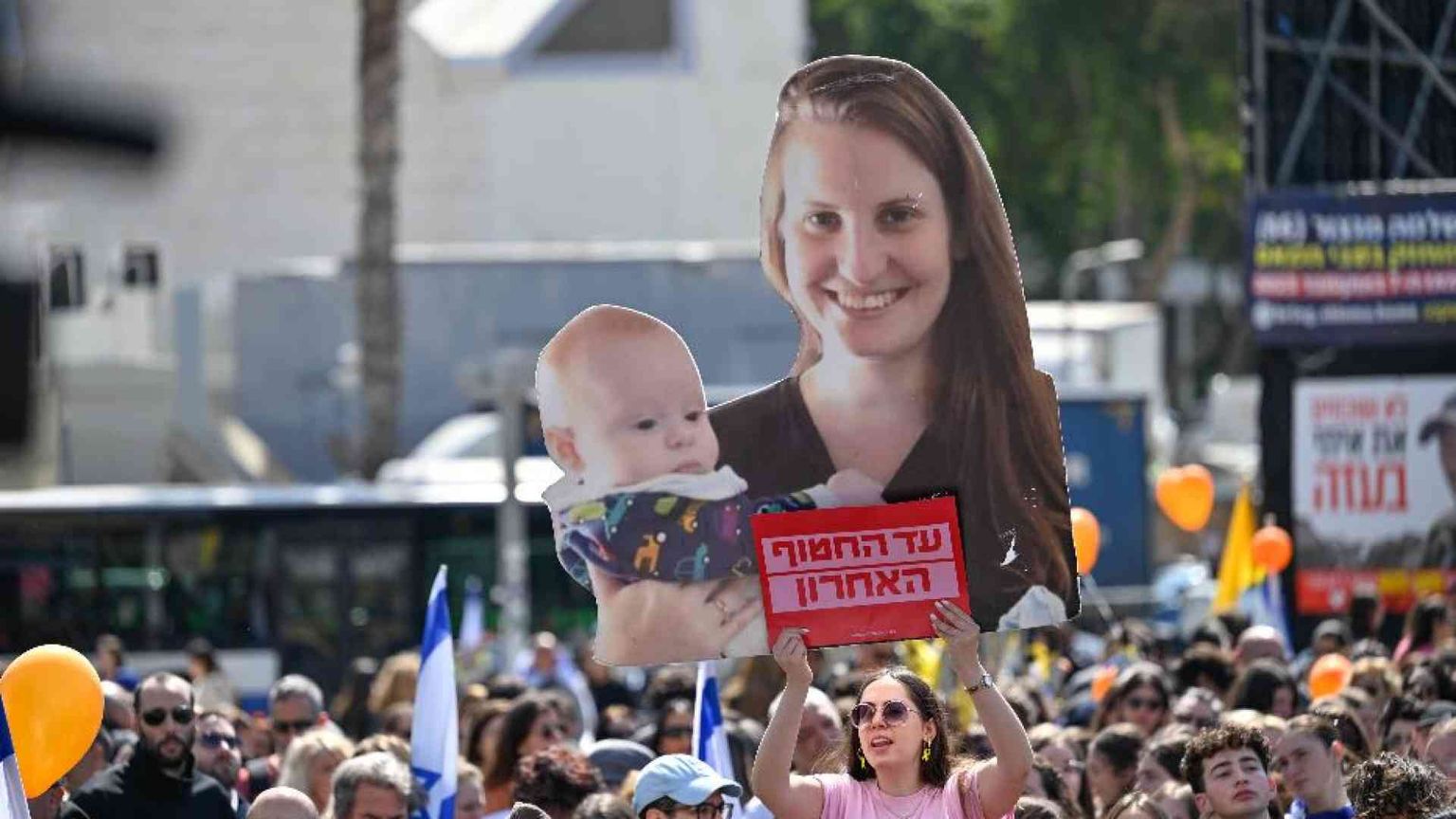 Israele si è fermato per l'addio ai Bibas. «Potevano salvarvi»