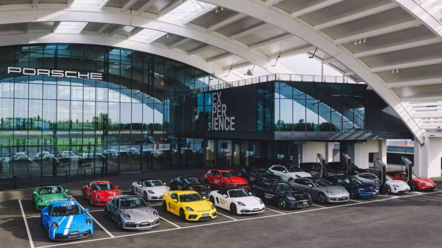 Non solo automobili: Porsche ora vende "esperienze"