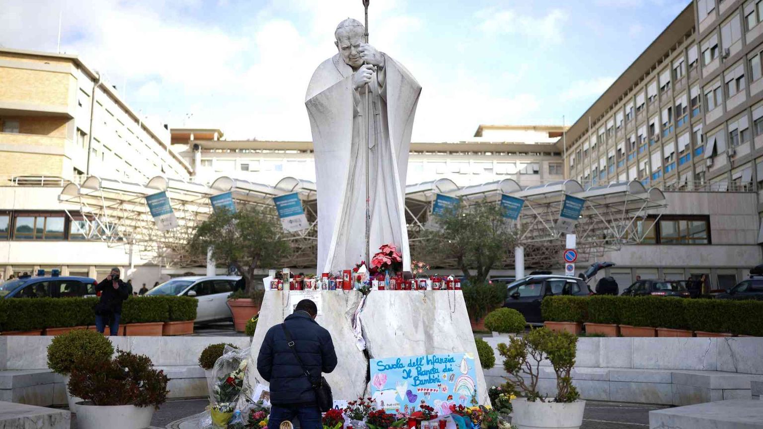 Notte tranquilla del Papa. Oggi ha letto i giornali e continua le terapie