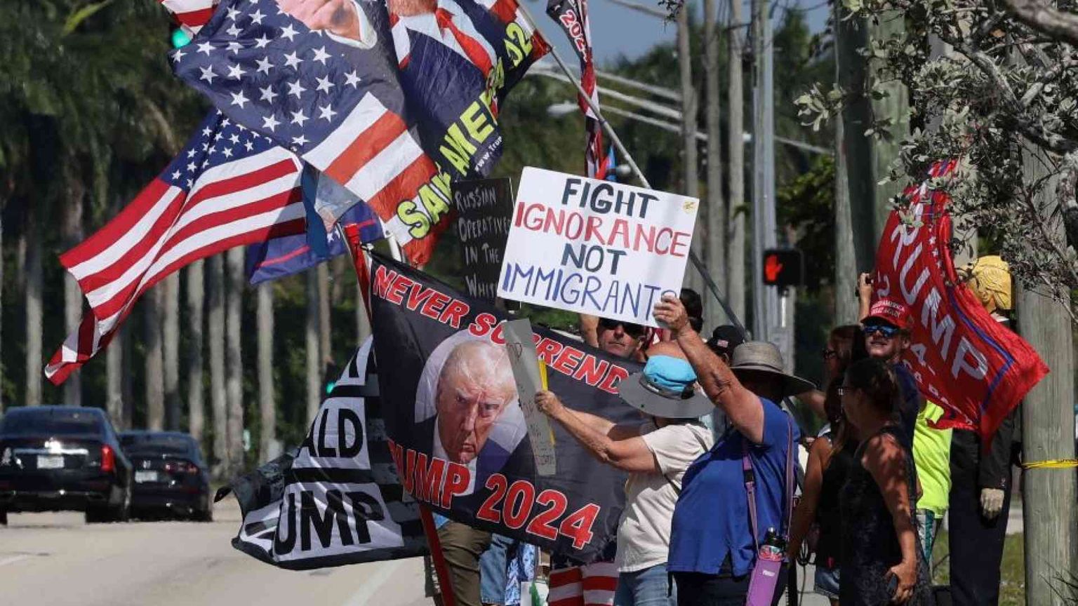 Perché Trump scrive che si deve pensare meno a Putin e più a migranti «stupratori»