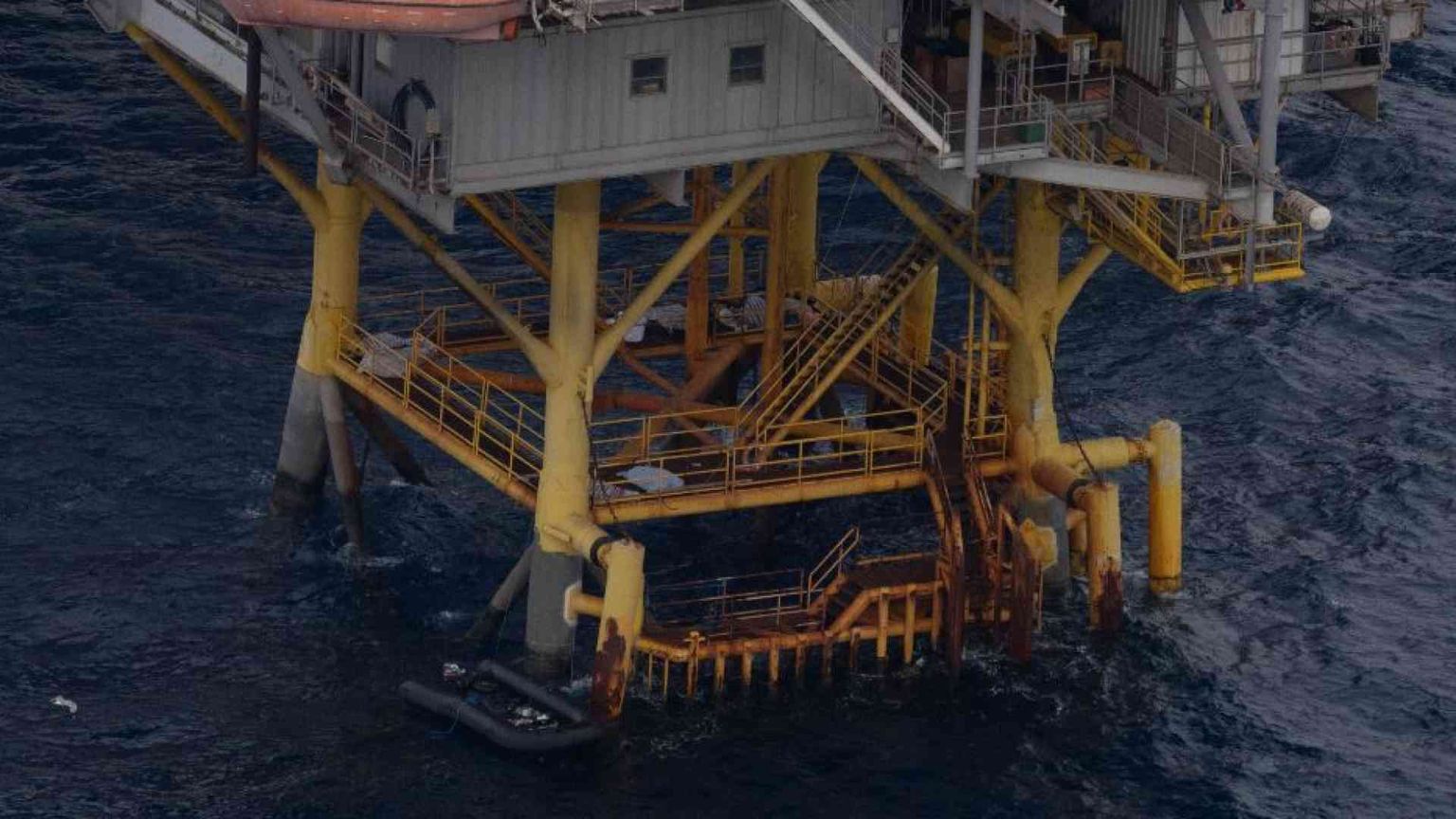 Da tre giorni 35 migranti bloccati su una piattaforma petrolifera