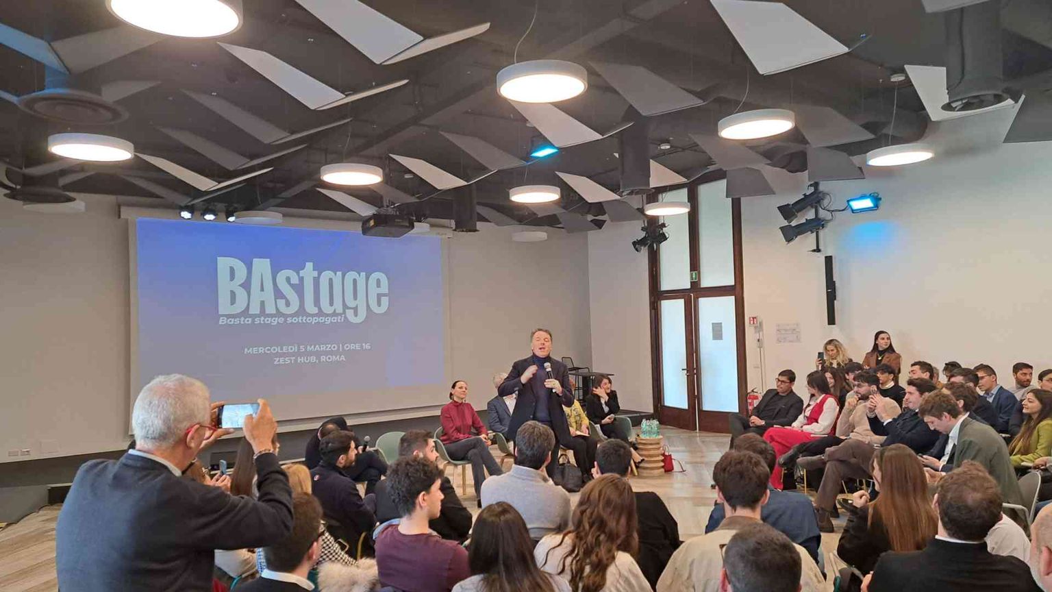 Renzi dice «Bastage», per lo stop ai tirocini sottopagati