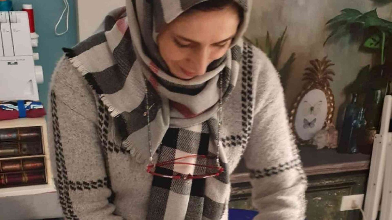 In fuga dall'Afghanistan, con ago e filo la nuova vita di Mariam